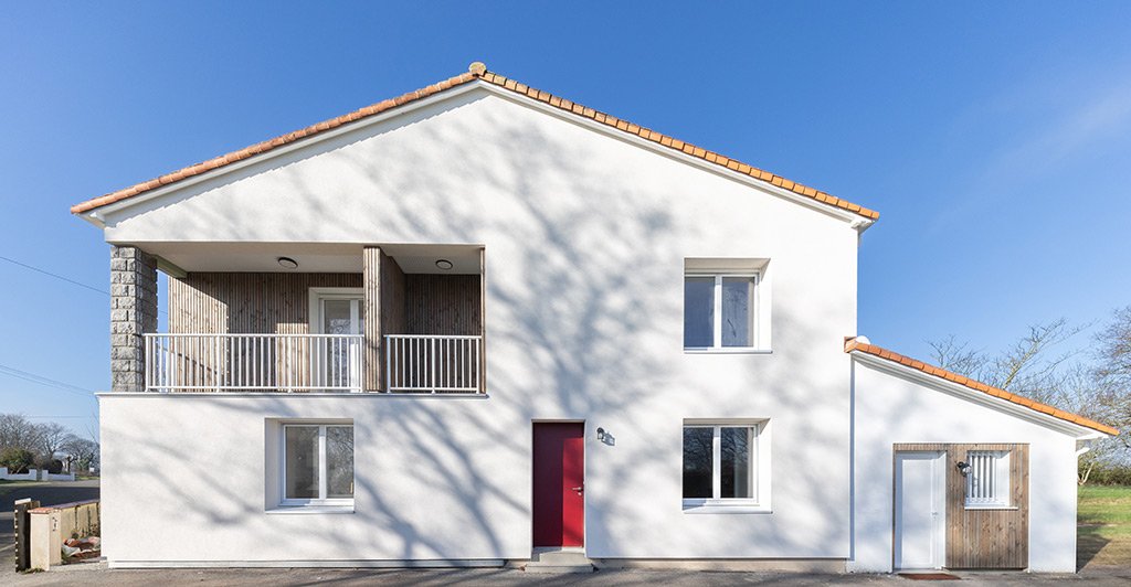 Isolation thermique par l’extérieur d’une maison en rénovation